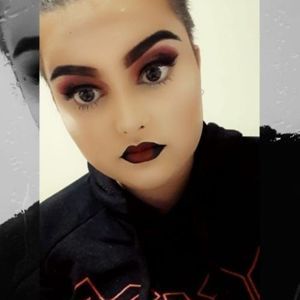 Meet your Posher, Larissa